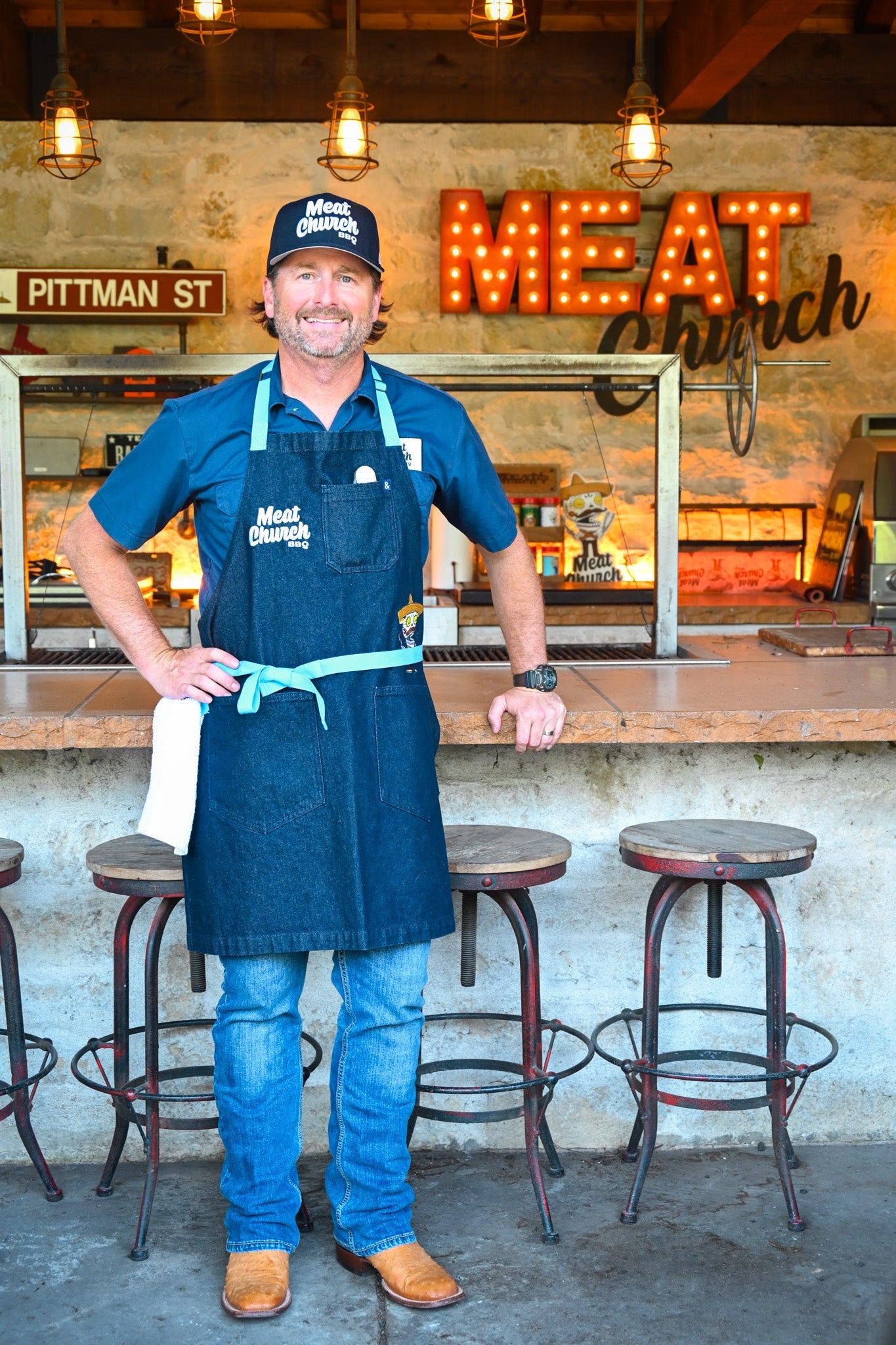 hedley-and-bennett-meat-church-apron-navy-e3 NAVY_H_B_APRON_LIFESTYLE_OUTDOOR_KITCHEN_TIED.jpg